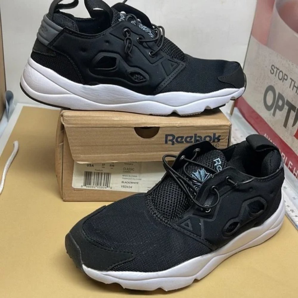 BNIB Woman’s REEBOK CLASSIC FURYLITE SR Black /White 6.5